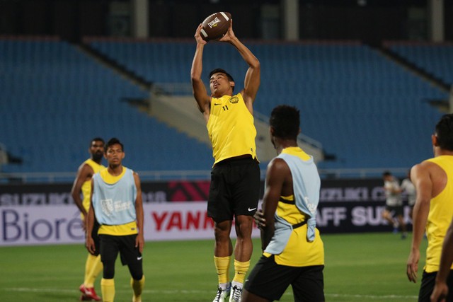Tận dụng buổi tập làm quen sân chính, đội tuyển Malaysia bỏ đá bóng chơi bóng bầu dục - Ảnh 10.