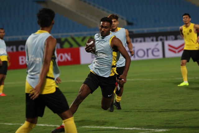 Tận dụng buổi tập làm quen sân chính, đội tuyển Malaysia bỏ đá bóng chơi bóng bầu dục - Ảnh 11.