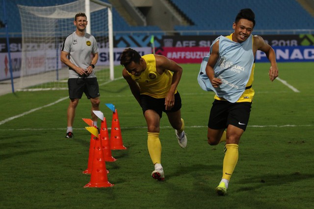 Tận dụng buổi tập làm quen sân chính, đội tuyển Malaysia bỏ đá bóng chơi bóng bầu dục - Ảnh 12.