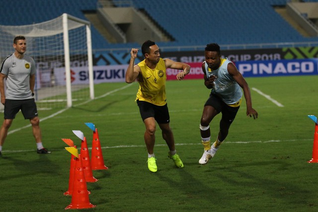 Tận dụng buổi tập làm quen sân chính, đội tuyển Malaysia bỏ đá bóng chơi bóng bầu dục - Ảnh 13.