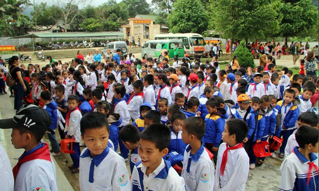 Nghệ An: Hơn 1.000 áo ấm đến với học sinh vùng biên giới - Ảnh 1.