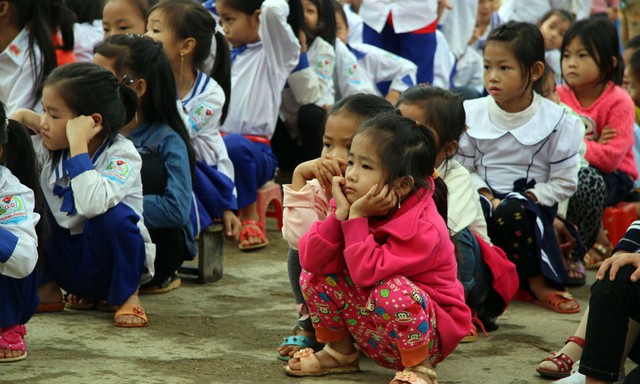 Nghệ An: Hơn 1.000 áo ấm đến với học sinh vùng biên giới - Ảnh 6.