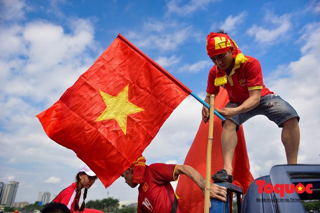 Chưa tới giờ bóng lăn, cổ động viên đã diễu hành khắp phố phường Hà Nội tiếp lửa cho đội tuyển Việt Nam - Ảnh 8.
