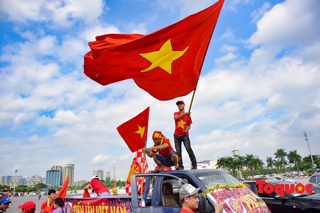 Chưa tới giờ bóng lăn, cổ động viên đã diễu hành khắp phố phường Hà Nội tiếp lửa cho đội tuyển Việt Nam - Ảnh 10.