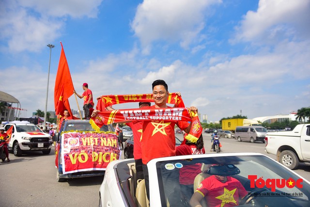 Chưa tới giờ bóng lăn, cổ động viên đã diễu hành khắp phố phường Hà Nội tiếp lửa cho đội tuyển Việt Nam - Ảnh 9.