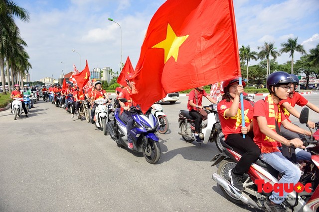 Chưa tới giờ bóng lăn, cổ động viên đã diễu hành khắp phố phường Hà Nội tiếp lửa cho đội tuyển Việt Nam - Ảnh 7.