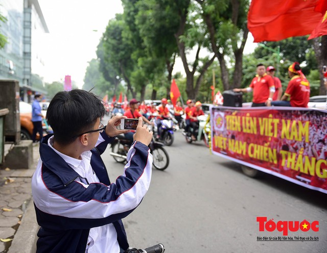 Chưa tới giờ bóng lăn, cổ động viên đã diễu hành khắp phố phường Hà Nội tiếp lửa cho đội tuyển Việt Nam - Ảnh 6.