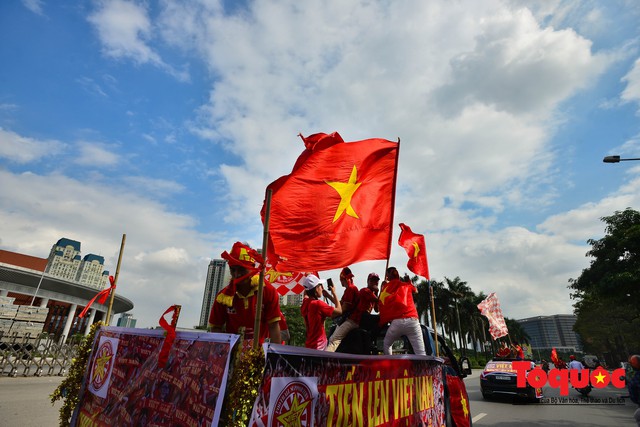 Chưa tới giờ bóng lăn, cổ động viên đã diễu hành khắp phố phường Hà Nội tiếp lửa cho đội tuyển Việt Nam - Ảnh 5.