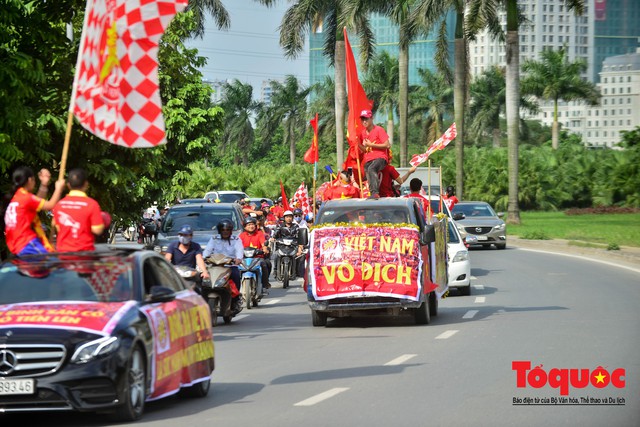 Chưa tới giờ bóng lăn, cổ động viên đã diễu hành khắp phố phường Hà Nội tiếp lửa cho đội tuyển Việt Nam - Ảnh 4.