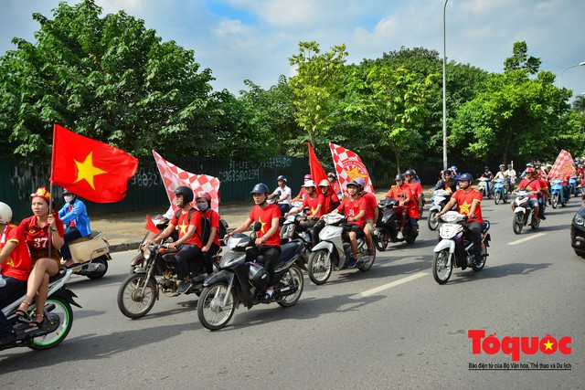 Chưa tới giờ bóng lăn, cổ động viên đã diễu hành khắp phố phường Hà Nội tiếp lửa cho đội tuyển Việt Nam - Ảnh 3.