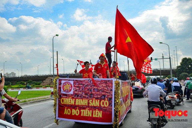 Chưa tới giờ bóng lăn, cổ động viên đã diễu hành khắp phố phường Hà Nội tiếp lửa cho đội tuyển Việt Nam - Ảnh 2.