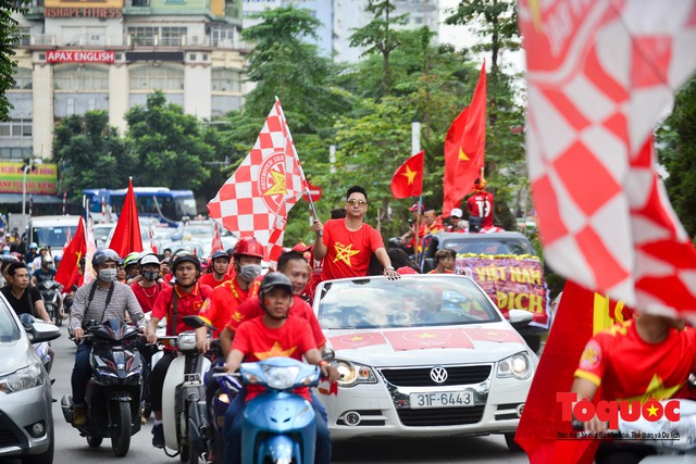Chưa tới giờ bóng lăn, cổ động viên đã diễu hành khắp phố phường Hà Nội tiếp lửa cho đội tuyển Việt Nam - Ảnh 1.