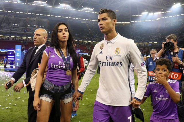 Bạn gái Cristiano Ronaldo đang tìm váy cưới sau khi được chân sút số 1 thế giới ngỏ lời - Ảnh 2.