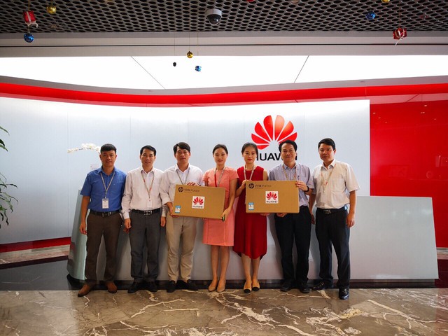 Huawei Việt Nam trao tặng máy tính  - Ảnh 1.