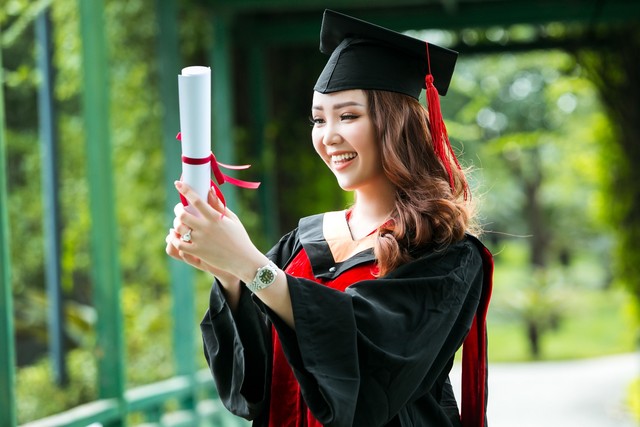 Sau 2 năm đèn sách, cuối cùng Á hậu Thụy Vân đã hái quả ngọt – tấm bằng MBA - Ảnh 10.
