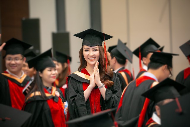Sau 2 năm đèn sách, cuối cùng Á hậu Thụy Vân đã hái quả ngọt – tấm bằng MBA - Ảnh 1.