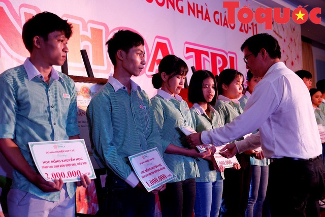 Đại học Đông Á đón nhận Cờ thi đua của Bộ GD&ĐT - Ảnh 3.