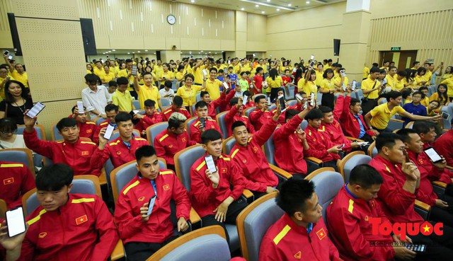 Từng thành viên Đội tuyển Bóng đá Quốc gia Việt Nam tự tay nhắn tin ủng hộ vì người nghèo - Ảnh 3.