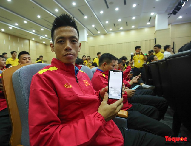 Hình ảnh từng thành viên Đội tuyển Bóng đá Việt Nam nhắn tin ủng hộ Vì người nghèo - Ảnh 6.