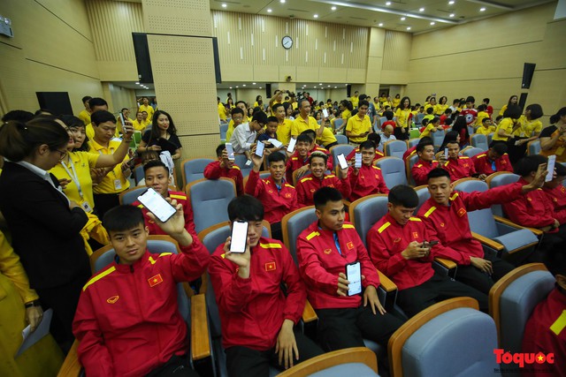 Hình ảnh từng thành viên Đội tuyển Bóng đá Việt Nam nhắn tin ủng hộ Vì người nghèo - Ảnh 12.