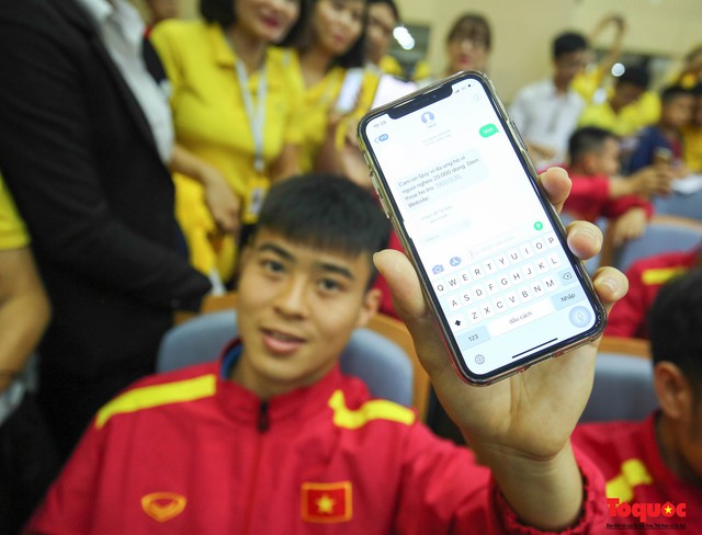 Hình ảnh từng thành viên Đội tuyển Bóng đá Việt Nam nhắn tin ủng hộ Vì người nghèo - Ảnh 11.