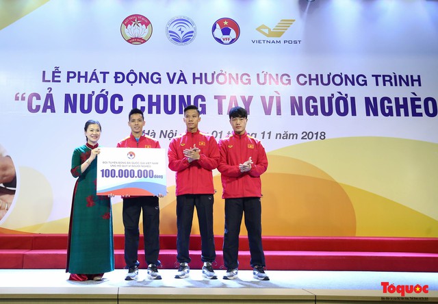 Hình ảnh từng thành viên Đội tuyển Bóng đá Việt Nam nhắn tin ủng hộ Vì người nghèo - Ảnh 4.