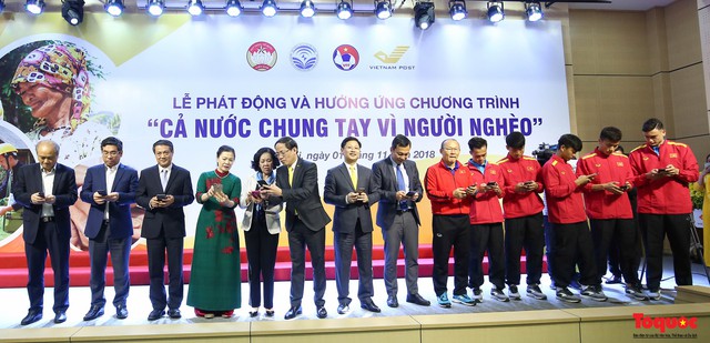 Hình ảnh từng thành viên Đội tuyển Bóng đá Việt Nam nhắn tin ủng hộ Vì người nghèo - Ảnh 1.