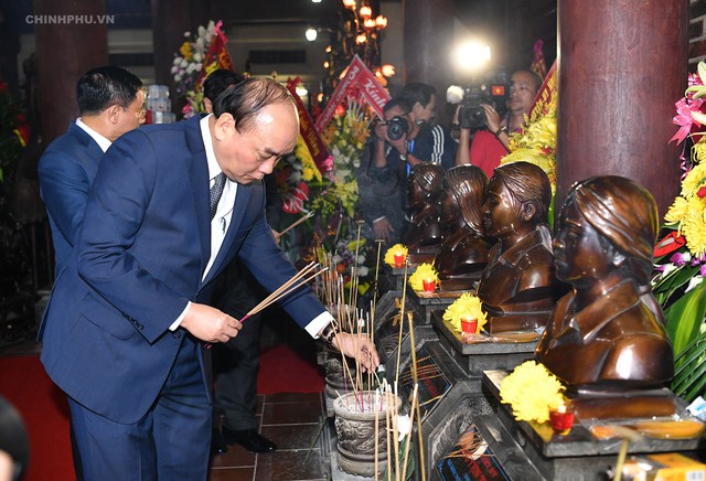 Thủ tướng đề nghị chăm lo tốt hơn đời sống vật chất, tinh thần của các gia đình liệt sĩ, thương binh, bệnh binh, người có công - Ảnh 2.