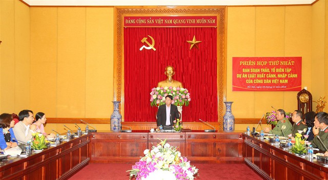 Thứ trưởng Bùi Văn Nam yêu cầu khẩn trương hoàn thiện dự án Luật xuất cảnh, nhập cảnh của công dân - Ảnh 1.
