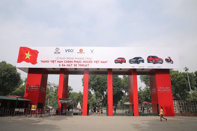 Chiêm Ngưỡng dàn xe Vinfast chính thức ra mắt tại Hà Nội, giá bán Sedan 800 triệu đồng, SUV 1,136 tỷ, Fadil 336 triệu đồng - Ảnh 1.