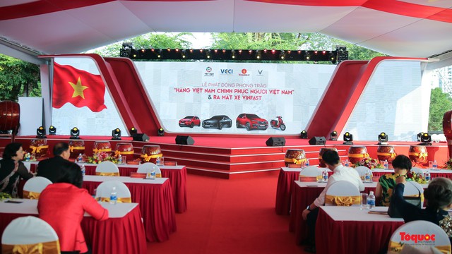 Thủ tướng Nguyễn Xuân Phúc dự lễ phát động phong trào “Hàng Việt Nam chinh phục người Việt Nam” và ra mắt xe VinFast - Ảnh 1.