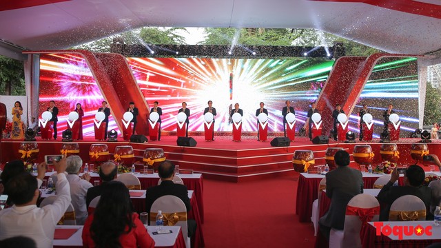 Thủ tướng Nguyễn Xuân Phúc dự lễ phát động phong trào “Hàng Việt Nam chinh phục người Việt Nam” và ra mắt xe VinFast - Ảnh 4.
