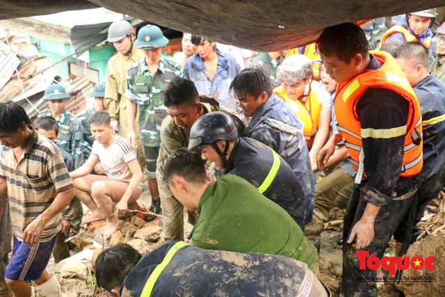 Lực lượng PCCC và CNCH gồng mình cùng người dân khắc phục lũ quét ở Nha Trang - Ảnh 10.