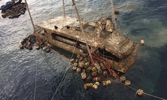 Thái Lan trục vớt tàu du lịch bị chìm khiến 47 du khách Trung Quốc thiệt mạng - Ảnh 1.