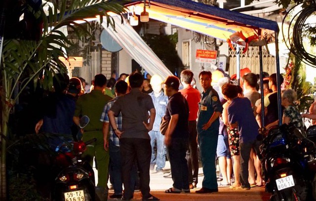 Người bán hủ tiếu gãy 4 xương sườn sau vụ sập mái nhà ở Sài Gòn - Ảnh 2.