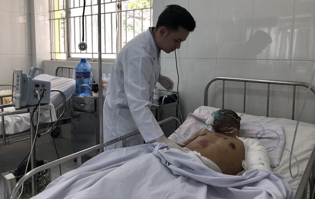 Tài xế xe bồn chở xăng cháy ở Bình Phước bị bỏng nặng, phải thở oxy - Ảnh 1.