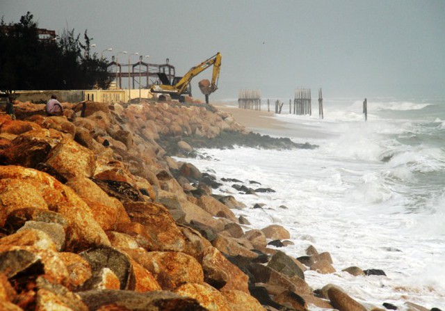 Thủ tướng yêu cầu tập trung khắc phục sạt lở bờ biển, quản lý chặt việc khai thác cát - Ảnh 1.
