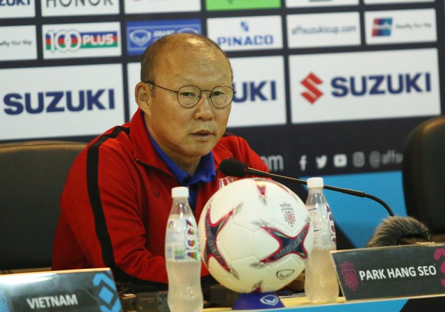HLV Park Hang-seo đánh giá cao HLV Keisuke Honda của đội tuyển Campuchia dù ông này vắng mặt - Ảnh 1.