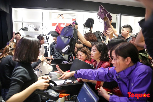 Hỗn loạn trong ngày Black Friday ở Hà Nội: Hàng trăm người chen lấn, luồn lách để mua hàng giảm giá - Ảnh 9.
