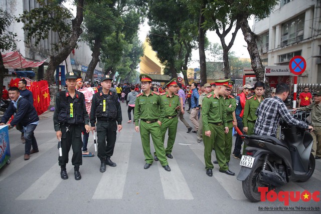 Thắt chặt an ninh trước giờ trận đấu Việt Nam - Campuchia - Ảnh 10.