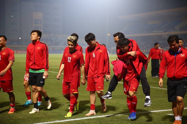 Văn Toàn rời sân trên lưng Công Phượng, đội tuyển Việt Nam vui vẻ chào khán giả - Ảnh 7.
