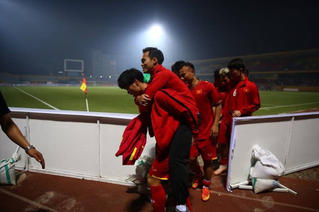 Văn Toàn rời sân trên lưng Công Phượng, đội tuyển Việt Nam vui vẻ chào khán giả - Ảnh 6.