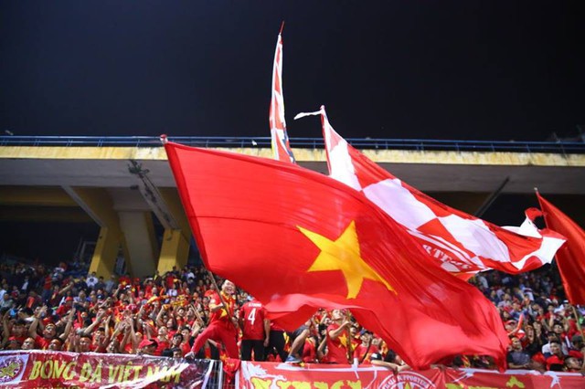 Văn Toàn rời sân trên lưng Công Phượng, đội tuyển Việt Nam vui vẻ chào khán giả - Ảnh 5.