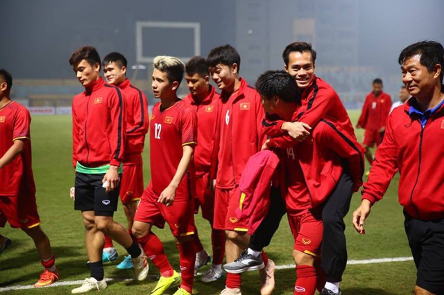 Văn Toàn rời sân trên lưng Công Phượng, đội tuyển Việt Nam vui vẻ chào khán giả - Ảnh 3.