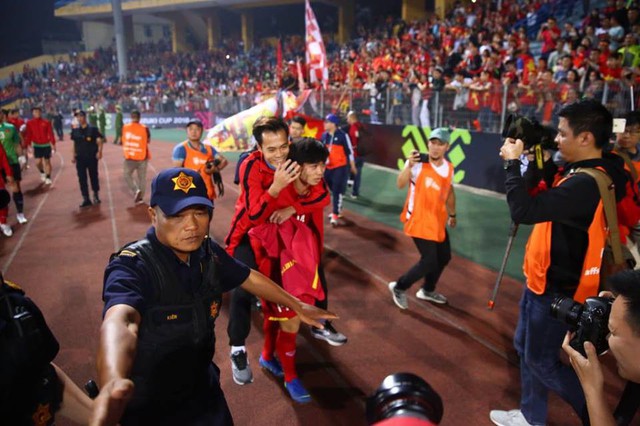Văn Toàn rời sân trên lưng Công Phượng, đội tuyển Việt Nam vui vẻ chào khán giả - Ảnh 2.