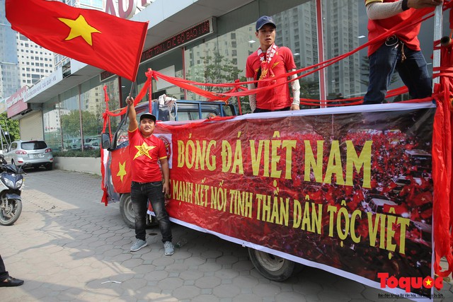 Hội CĐV diễu hành làm nóng đường phố trước trận Việt Nam - Campuchia tại AFF Cup 2018 - Ảnh 1.
