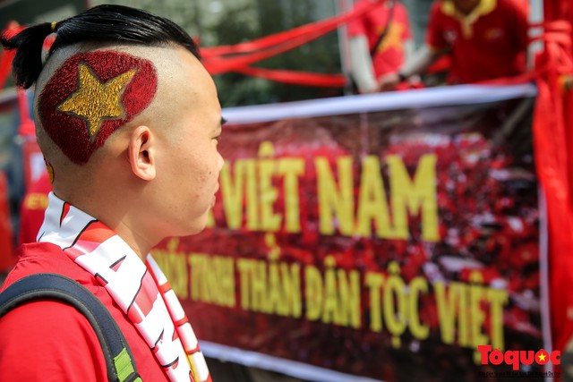 Hội CĐV diễu hành làm nóng đường phố trước trận Việt Nam - Campuchia tại AFF Cup 2018 - Ảnh 3.