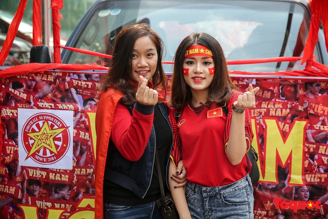 Hội CĐV diễu hành làm nóng đường phố trước trận Việt Nam - Campuchia tại AFF Cup 2018 - Ảnh 2.