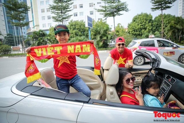 Hội CĐV diễu hành làm nóng đường phố trước trận Việt Nam - Campuchia tại AFF Cup 2018 - Ảnh 4.