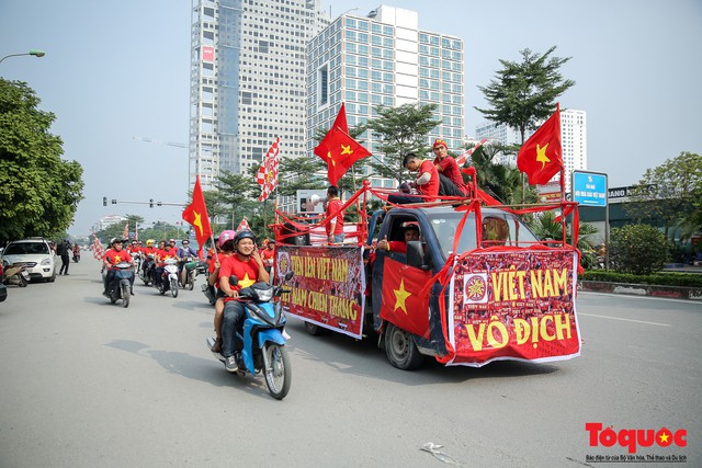 Hội CĐV diễu hành làm nóng đường phố trước trận Việt Nam - Campuchia tại AFF Cup 2018 - Ảnh 5.